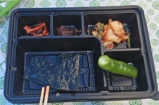 24일 열린 제19회 충북장애인도민체육대회에 참가한 선수단에 제공된 1만2000원짜리 도시락. /연합뉴스