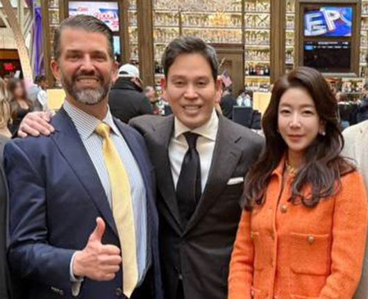 도널드 트럼프 대통령 취임식에 참석하기 위해 지난 1월 18일(현지시간) 미국을 찾은 정용진 신세계그룹 회장과 부인 한지희 씨가 워싱턴에서 트럼프 주니어(왼쪽)와 기념촬영을 하고 있다. /신세계그룹 제공