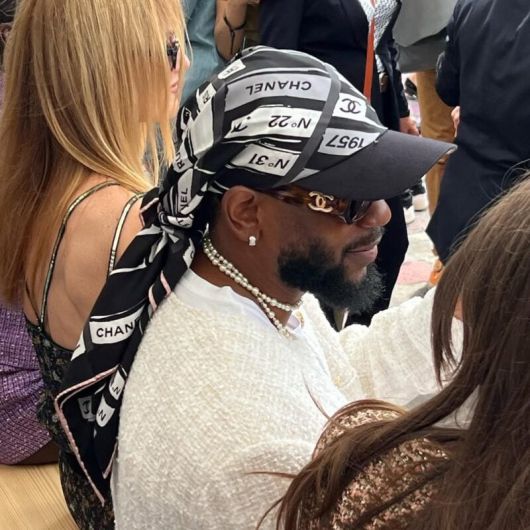 볼 캡 위로 샤넬 로고 스카프를 두른 패션으로 주목 받았다. @jojoruski