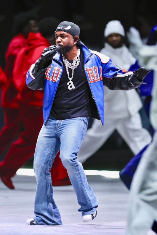 2025년 슈퍼볼 하프타임 공연 룩. 데이브 프리와 함께 설립한 크리에이티브 스튜디오 피쥐랭(Pg Lang)로고를 넣어 슈퍼볼을 위해 커스텀한 마틴 로즈(Martine Rose) 바시티 재킷에 셀린느 재킷, 나이키 에어 DT 맥스 96를 신었다. @jojoruski