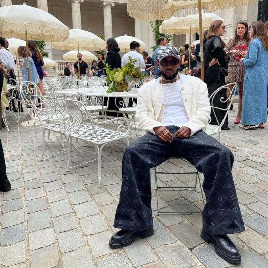 파리에서 열린 2023년 가을, 겨울 샤넬 오뜨 꾸뛰르 쇼에 참석한 켄드릭 라마. 샤넬의 전통적인 여성복을 남성 패션으로 재해석해낸 탁월한 감각을 선보였다. @jojoruski