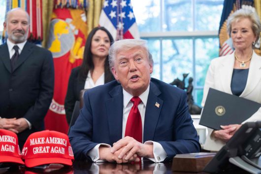 취임 100일을 맞은 도널드 트럼프 미국 대통령.'관세 전쟁' 후유증으로 지지율이 39%로 떨어졌음에도 트럼프는 "미국에 큰 기회가 될 것"이라면서 관세 전쟁을 지속하겠다는 뜻을 밝히고 있다./AFP연합뉴스