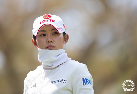 황유민이 3일 KLPGA투어 국내 개막전인 두산건설 위브 챔피언십 1라운드 1번 홀에서 홀을 바라보고 있다. /KLPGA