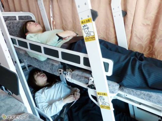 일본 고속버스 업체 고치역전관광이 최근 도입한 야간 버스. 앞뒤 좌석을 조정해 2층 침대로 만들 수 있다./bushikaku.net