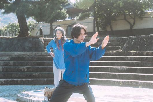 영화 ‘사유리’에서 할머니 하루에(네기시 토시에)와 중학생 손자 노리오(미나미데 료카)가 특훈을 하고 있다. /영화사조아·트리플픽쳐스