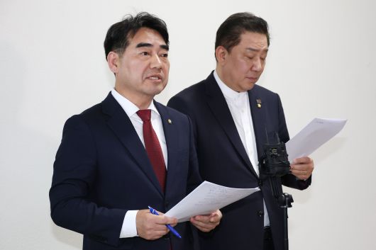 국회 정보위 소속 이성권(왼쪽) 국민의힘 의원과 김병기 더불어민주당 의원이 30일 오전 서울 여의도 국회에서 정보위원회 비공개 간담회를 마치고 브리핑을 하고 있다./뉴스1