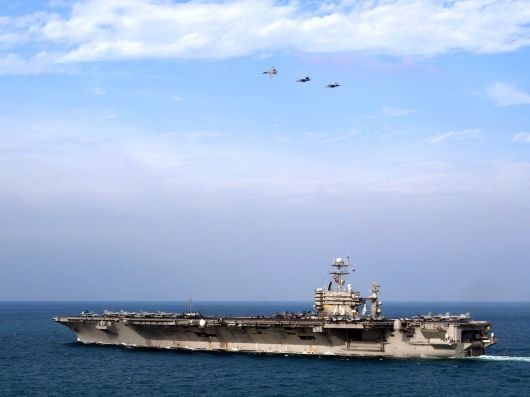 F/A-18 수퍼호넷 세 대가 해리 트루먼 상공을 편대로 비행하는 모습./미 해군