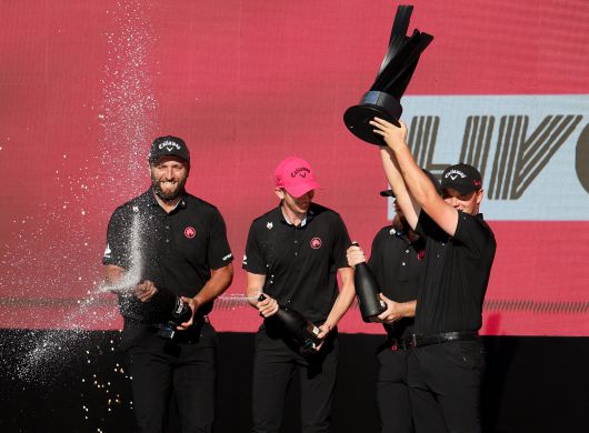 욘 람(왼쪽) 등 레지온13 팀 선수들이 지난 28일 LIV 골프 멕시코시티 팀 경기 우승을 차지한 뒤 트로피를 들고 샴페인을 뿌리며 기뻐하고 있다./로이터 연합뉴스