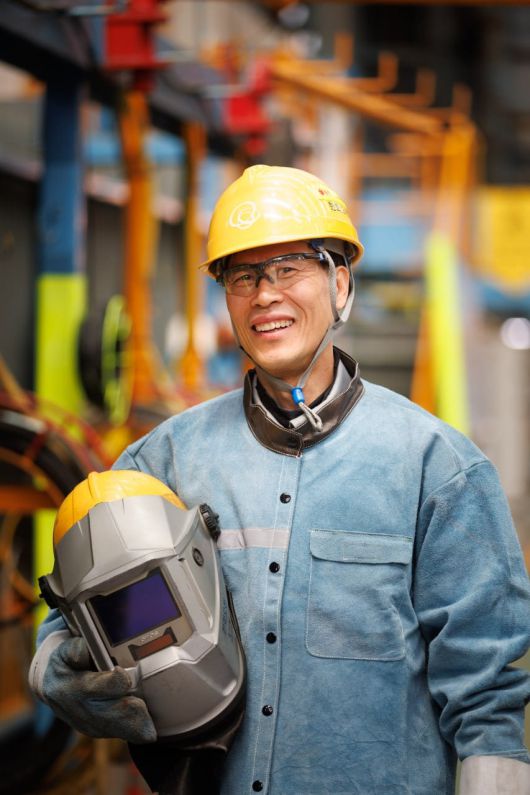 이달 초 거제 한화오션 조선소에서 작업을 마친 김인득 기원이 환하게 웃고 있다. 그는 36년간 잠수함, 함정 용접 외길을 걸어온 업계의 대표 달인 중 하나다./한화오션