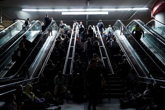 에스컬레이터 중단 - 지난 28일 스페인·포르투갈 정전 사태로 많은 사람이 불편을 겪었다. 스페인 마드리드 지하철이 정전돼 불이 꺼진 역사에서 열차를 기다리는 시민들의 모습. /로이터 연합뉴스