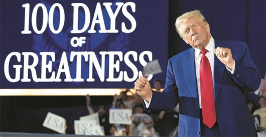 지난 29일 도널드 트럼프 미 대통령이 미시간주 머콤 카운티의 한 실내 체육관 내 ‘위대한 100일(100 days of greatness)’이라고 적힌 화면 앞에서 몸을 흔들고 있다. /AP 연합뉴스