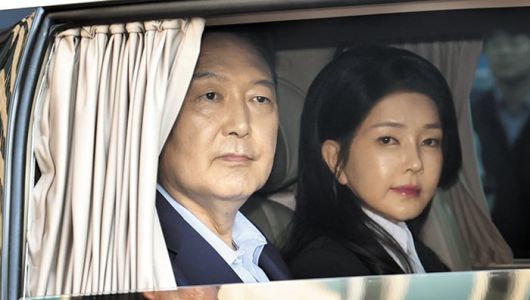 지난달 11일 윤석열 전 대통령 부부가 서울 용산구 한남동 대통령 관저를 떠나 서초구 서초동 사저로 가는 모습. 윤 전 대통령이 차 안에서 지지자들을 바라보고 있다. 윤 전 대통령 옆에 김건희 여사의 모습도 보인다. /김지호 기자