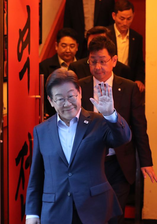 이재명 더불어민주당 대통령 후보가 1일 오후 서울 종로구 역전포장마차 종로종각점에서 열린 '민생시리즈2' 비전형 노동자 간담회를 마친뒤 다음 일정을 위해 떠나고 있다. /남강호 기자