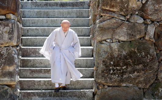 무여 스님이 축서사 계단을 내려오고 있다. 양옆으로 보이는 축대는 스님이 1987년 축서사 주지로 부임해 절을 새로 짓다시피 하면서 쌓은 것으로 세월의 흔적이 묻어 있다. /신현종 기자