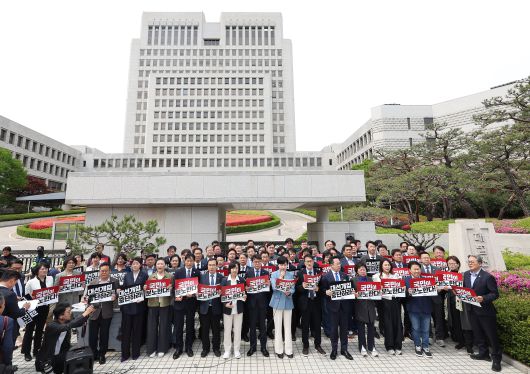 더불어민주당 의원들이 2일 서울 서초구 대법원 앞에서 열린 기자회견에서 이재명 대선 후보의 공직선거법 위반 사건 상고심 결과를 규탄하는 기자회견을 열고 있다./연합뉴스