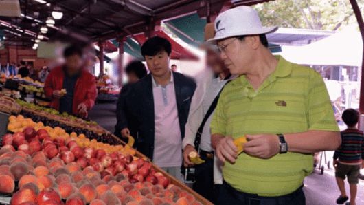 이재명 더불어민주당 대표가 대장동 사업 실무자였던 고(故) 김문기 전 성남도시개발공사 개발1처장을 모른다는 입장을 고수하고 있는 가운데, 두 사람이 함께 찍힌 사진이 24일 추가로 공개됐다./이기인 개혁신당 최고위원 제공