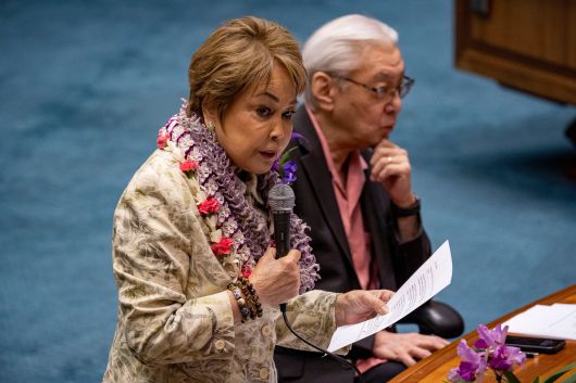 하와이 상원의원 로레인이 호놀룰루주 의사당에서 2일 숙박세 인상 관련 법안 연설을 하고 있다./AP 연합뉴스