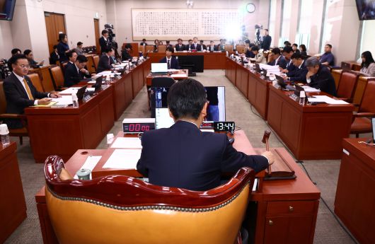 정청래 법제사법위원장이 2일 오후 서울 여의도 국회에서 열린 법제사법위원회 전체회의에서 대통령 당선시 진행 중인 형사재판 절차를 정지하도록 하는 내용의 형사소송법 개정안을 상정하고 있다./뉴스1