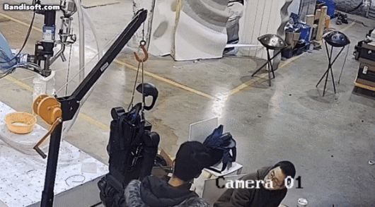 중국의 한 연구소에서 휴머노이드 로봇이 통제에서 벗어나 움직이는 모습./간징월드