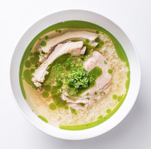 서울 북촌 안암의 돼지국밥. 비름나물·케일 등으로 만든 초록빛 오일을 둘러 준다. /업체 제공