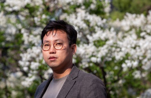 지난달 15일 서울 광화문 인근에서 만난 박준 시인. /김지호 기자