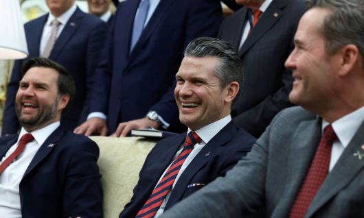 기자가 실수로 초대된 줄도 모르고, 3월15일의 예멘 후티 세력에 대한 공격을 일반 메신저 앱의 채팅방에서 논의했던 미국 안보의 최고 책임자들. 왼쪽부터 J D 밴스 부통령, 피트 헤그세스 국방장관, 마이크 왈츠 백악관 국가안보보좌관./로이터 연합뉴스