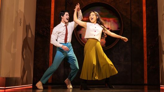 브로드웨이 뮤지컬 '어쩌면 해피엔딩(Maybe Happy Ending)'의 주인공 클레어(오른쪽·헬렌 J 셴)와 올리버(대런 크리스)의 공연 장면. /사진가 매슈 머피 & 에번 짐머먼