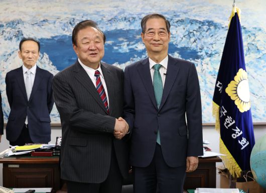 한덕수 무소속 대선 예비후보가 3일 오후 서울 영등포구 헌정회에서 정대철 헌정회장을 예방하며 기념촬영을 하고 있다./뉴스1