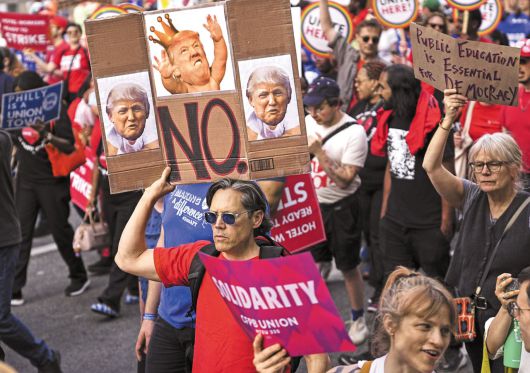 노동절인 지난 1일 미국 필라델피아에서 열린 도널드 트럼프 대통령 규탄 집회 참석자들이 팻말을 들고 거리를 행진하고 있다. 평일이었는데도 이날 전국에서 25만명이 몰려나와 트럼프 반대 구호를 외쳤다고 미 언론들은 전했다. /AP 연합뉴스