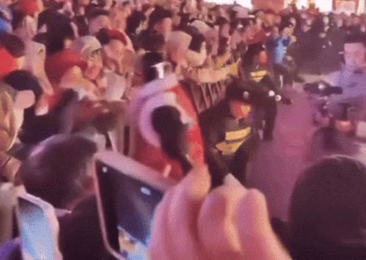 중국의 한 축제에서 관중을 향해 달려드는 로봇 영상. /인스타그램