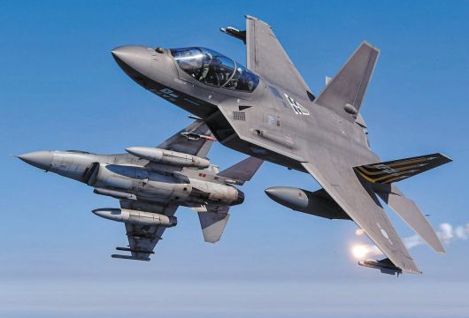 한국이 약 8조9000억원을 투입해 세계 여덟 번째로 독자 개발한 첫 국산 초음속 전투기 KF-21의 모습.  /공군