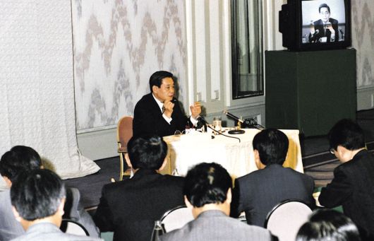 신경영을 선언한 1993년 6월 독일 프랑크푸르트에서 임직원 간담회를 진행 중인 이건희 선대회장. /삼성전자