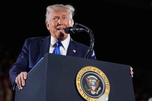 도널드 트럼프 미국 대통령이 1일 앨라배마 주립대에서 연설을 하고 있다. /AP 연합뉴스