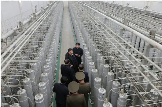 지난 1월 29일 북한 노동신문에 실린 김정은이 핵물질 생산 기지와 핵무기연구소를 현지지도하는 사진./노동신문 뉴스1