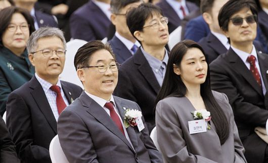 5일 서울 성북구 고려대 중앙광장에서 고려대 개교 120주년 기념식이 열렸다. 앞줄 왼쪽부터 김동원 고려대 총장과 '피겨 여왕' 김연아. /고려대