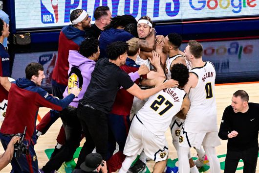 덴버 너기츠의 애런 고든이 6일 열린 NBA 플레이오프 서부 준결승 1차전에서 결승 3점슛을 꽂아 승리를 이끈 뒤 동료 선수들의 격렬한 축하를 받고 있다. /EPA 연합뉴스