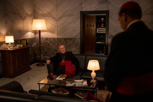 영화 '콘클라베'의 한 장면. 영화에서 추기경들은 외부와는 단절되지만 '산타 마르타의 집' 내부에서는 서로의 방을 방문하고 복도 등에서 만나 의견을 교환하는 것으로 그려진다. /디스테이션