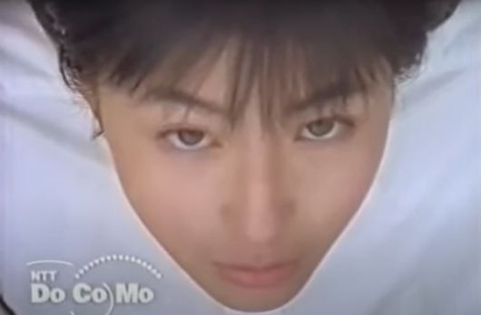 중학교 3학년이었던 1996년 일본 이동통신사 도코모 광고에 출연한 히로스에 료코. 이 광고로 그는 일약 스타덤에 올랐다./유튜브