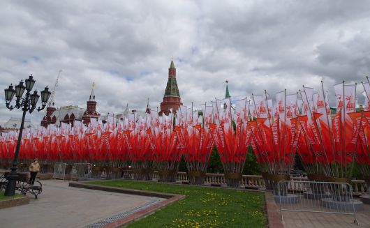 6일(현지시각) 러시아 모스크바 붉은광장 인근에 제2차 세계대전 승리 기념일(전승절) 80주년을 맞아 설치된 '승리'(포베다) 깃발 장식들. /연합뉴스