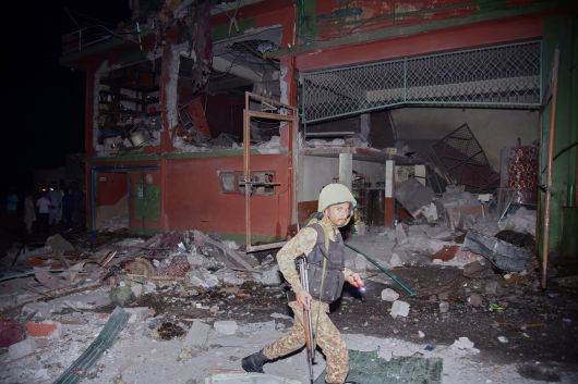 7일 파키스탄이 통제하는 카슈미르의 수도 무자파라바드 근처에서 인도 미사일 공격으로 추정되는 공격으로 손상된 건물을 군인이 검사하고 있다. /AP 연합뉴스