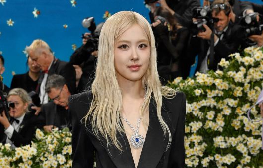 2025 멧 갈라에서 생로랑 정장에 티파니 하이 주얼리로 포인트를 준 로제. /AP 연합뉴스