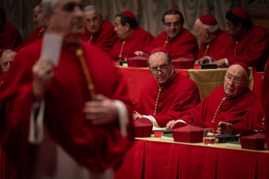영화 '콘클라베'의 한 장면. 한 추기경이 지지 후보의 이름을 적은 투표 용지를 들고 투표함을 향해 가고 있다. /디스테이션