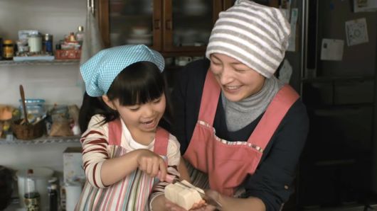 2015년 개봉한 영화 '하나와미소시루'에서 자상한 엄마역을 맡은 히로스에 료코(오른쪽)/유튜브