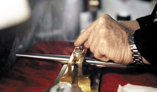 영화 ‘콘클라베’에서 교황이 선종하자 ‘어부의 반지’를 부수는 장면. /디스테이션