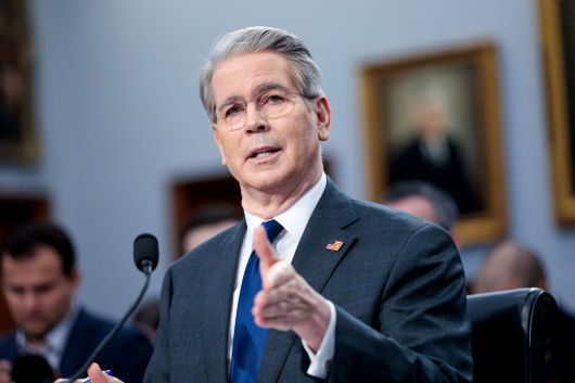 스콧 베선트 미재무부 장관이 6일 미국 워싱턴 미의회에서 열린청문회에서  한 위원의 질문에 답변하고 있다./EPA 연합뉴스