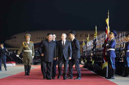 블라디미르 푸틴 러시아 대통령이 지난 6월 방북했을 당시 김정은 국무위원장이 공항에서 맞이하는 모습. /노동신문 뉴스1