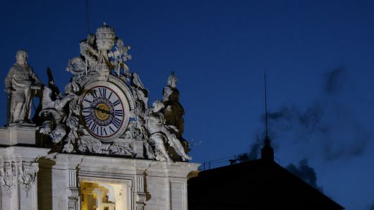 7일 오후 9시쯤 바티칸 시스티나 성당 굴뚝에서 교황 선출 불발을 알리는 검은 연기가 피어오르고 있다. /로이터 연합뉴스