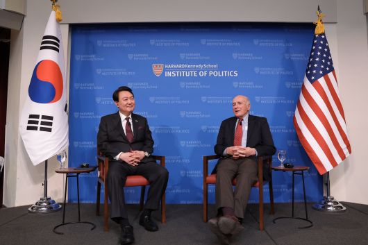 조지프 나이 하버드대 교수(오른쪽)가 지난 2023년 미국을 국빈 방문한 윤석열 대통령과 대담을 하고 있다. /뉴스1·대통령실