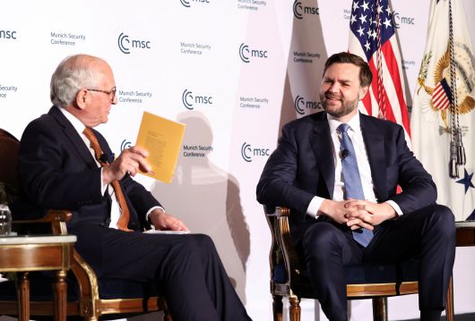 J D 밴스 미국 부통령(오른쪽)이 7일 미국 워싱턴 DC에서 열린 뮌헨안보회의(MSC) 주최 행사에서 볼프강 이싱거 MSC 재단 회장과 대담을 하고 있다. /로이터 연합뉴스