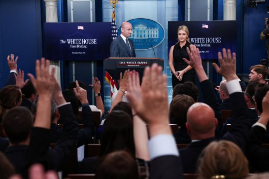1일 백악관 브리핑룸에서 스티븐 밀러 부비서실장(왼쪽)과 캐롤라인 레빗 대변인이 언론의 질문을 받고 있다. /로이터 연합뉴스